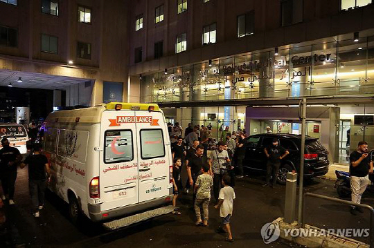 레바논 전역에서 무선호출기가 동시에 폭발해 사상자가 대거 발생하면서 병원이 아수라장이 됐다. 로이터 연합뉴스